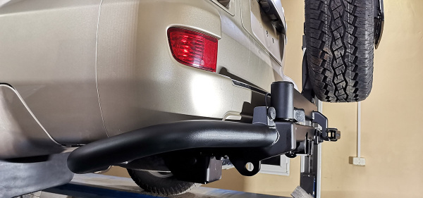 Бампер задний силовой/защита штатного бампера РИФ Toyota Land Cruiser Prado 120 c квадратом под фаркоп, калиткой, подсветкой номера