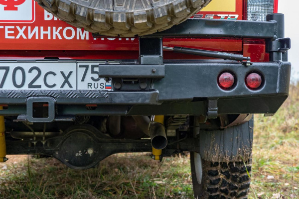 Бампер РИФ силовой задний Isuzu D-MAX (2012-2020) с квадратом под фаркоп, калиткой, фонарями, подсветкой номера стандарт