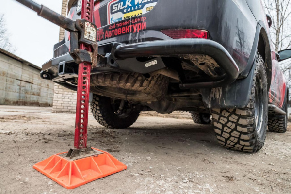 Бампер РИФ задний Toyota Fortuner 2015+ c квадратом под фаркоп