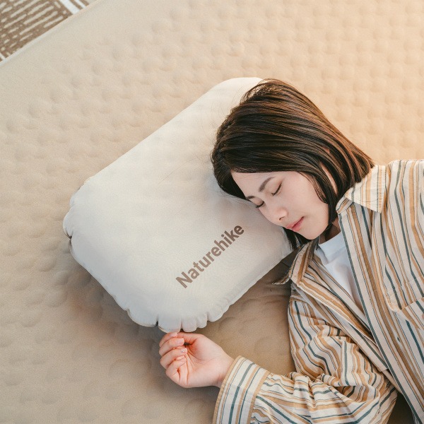 1 Подушка надувная Naturehike 52х32x12 см, бежевая