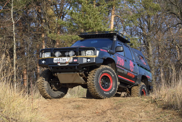 Бампер РИФ передний Toyota Hilux 1983-1997 с доп. фарами и защитной дугой