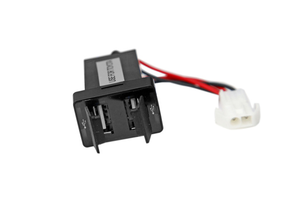 Розетка USB 3,1A для Toyota 32x22 Розетка USB 3,1A для Toyota 32x22