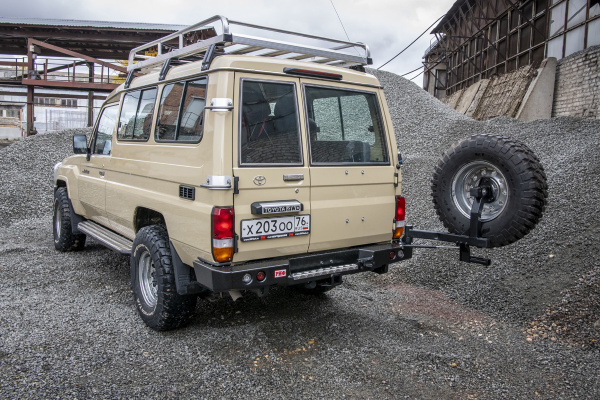 Бампер РИФ силовой задний Toyota Land Cruiser 78 с квадратом под фаркоп, калиткой и фонарями Бампер РИФ силовой задний Toyota Land Cruiser 78 с квадратом под фаркоп, калиткой и фонарями