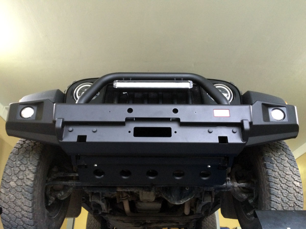 Бампер РИФ силовой передний Jeep Wrangler JK 2007-2018 с доп. фарами и центральной защитной дугой