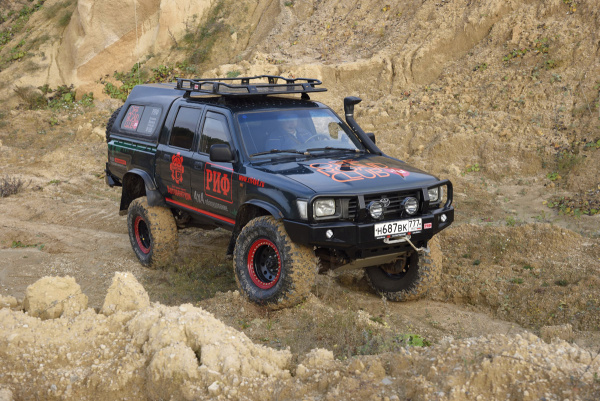 Бампер РИФ передний Toyota Hilux 1983-1997 с доп. фарами и защитной дугой