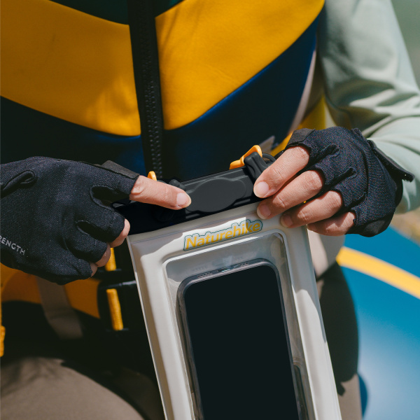 Гермочехол Naturehike плоский для телефона 23х13,5 см., бело-зеленый